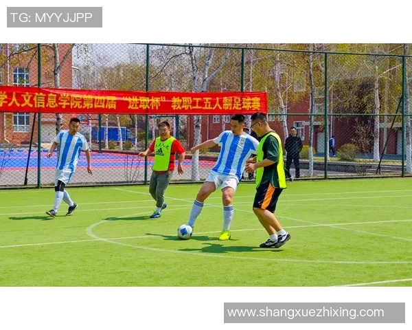 围场里的足球明星展现激情与梦想的完美结合